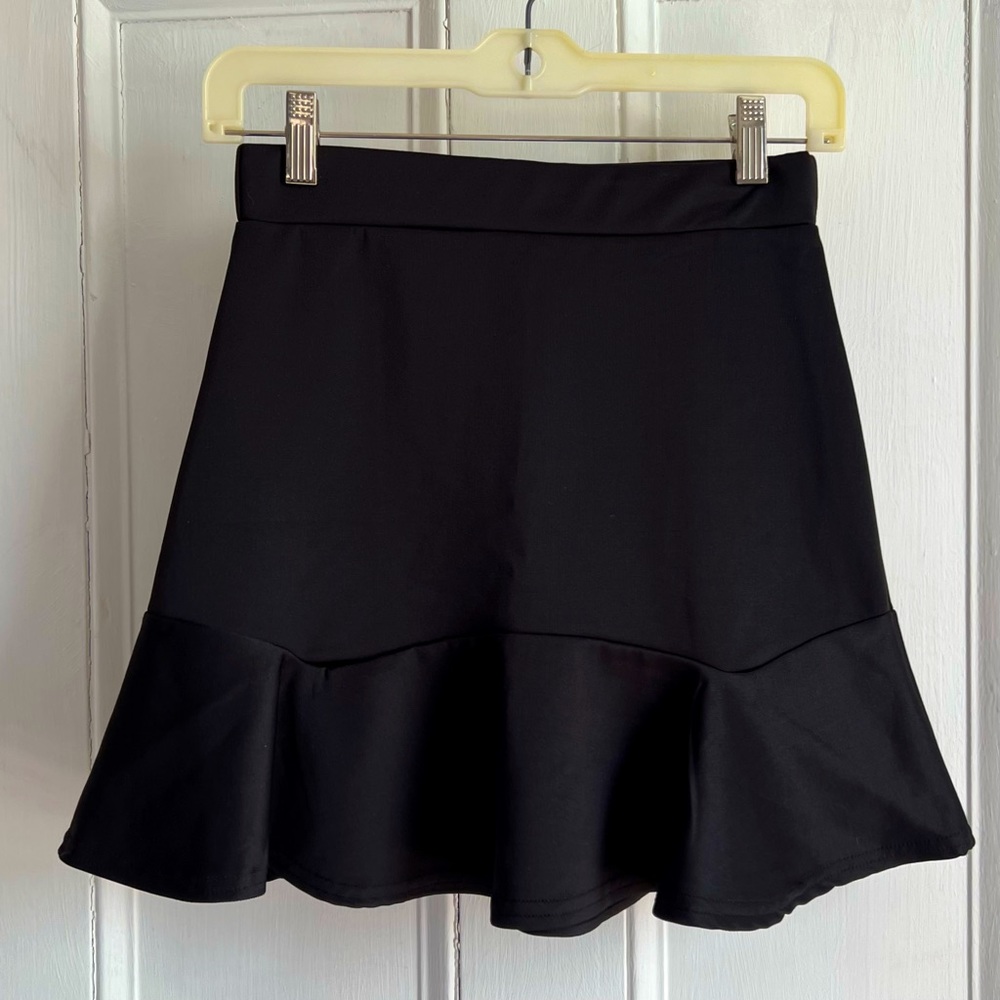 Black fit and flare mini skirt 🖤